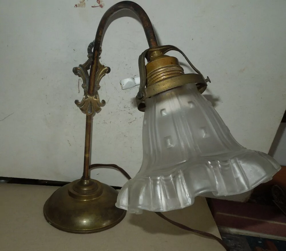 STAROŽITNÁ STOLNÍ LAMPA , LAMPIČKA