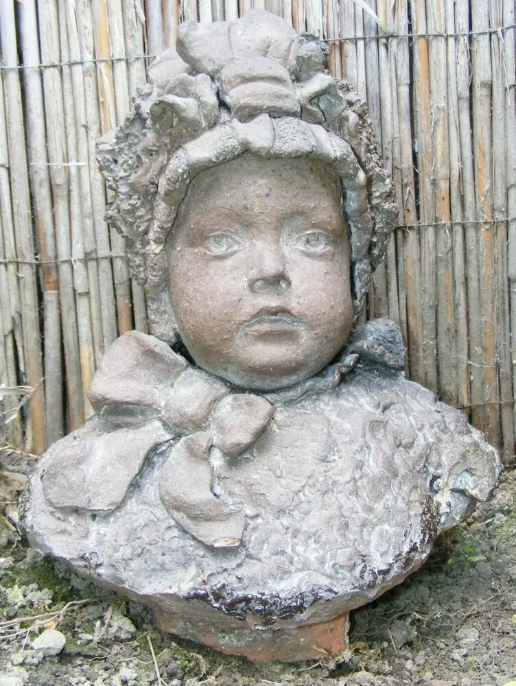 STAROŽITNOST SOCHA , BYSTA DĚVČE V KROJI