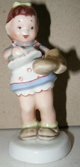 DĚVČE LEŠTÍ BOTU ROYAL DUX