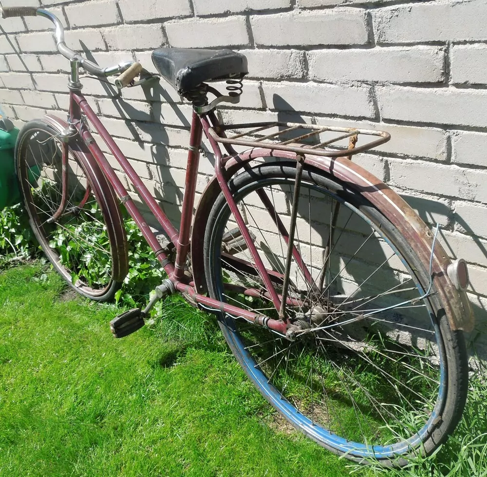 Jízdní kolo na dekoraci nebo renovaci červené