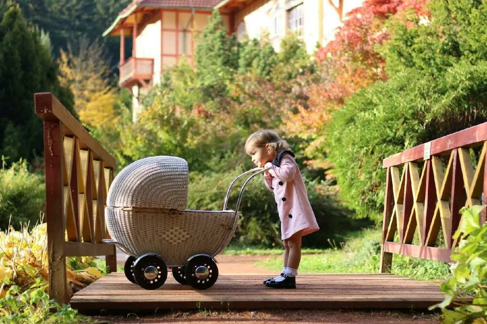 Vnučka na procházce v Luhačovicích