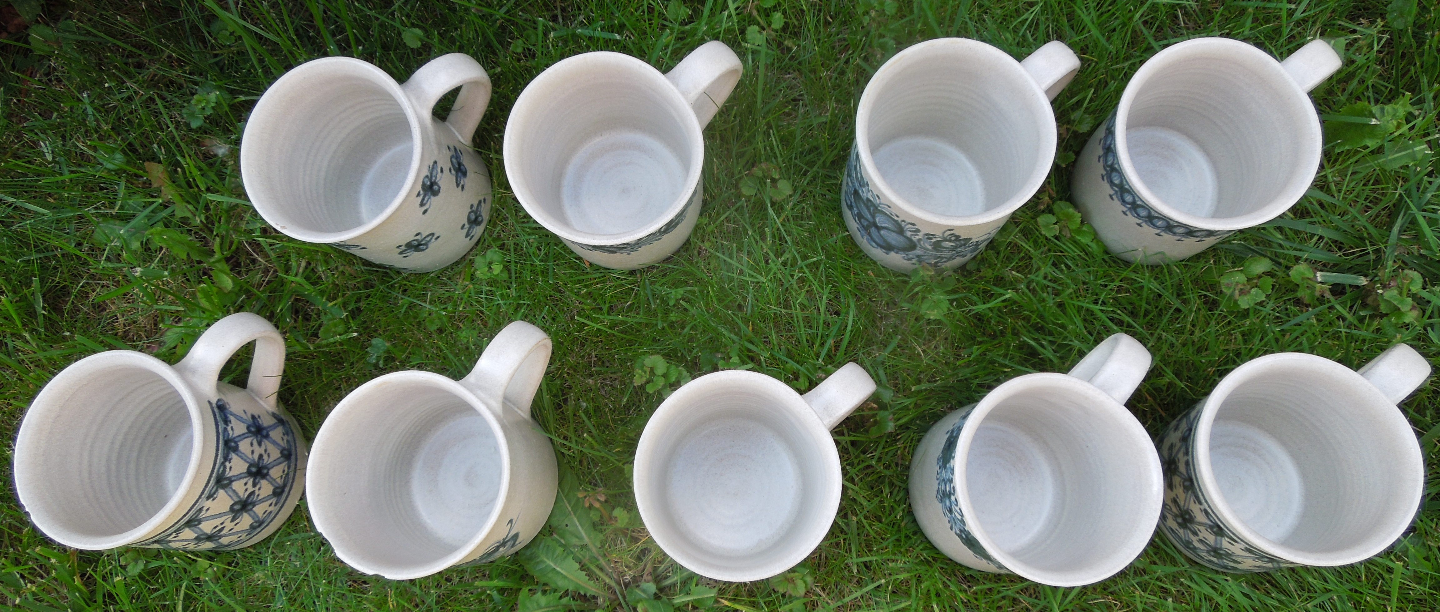 KERAMIKA MODRÝ DEKOR HRNKY 9 KS VÝŠKA 10,7 CM