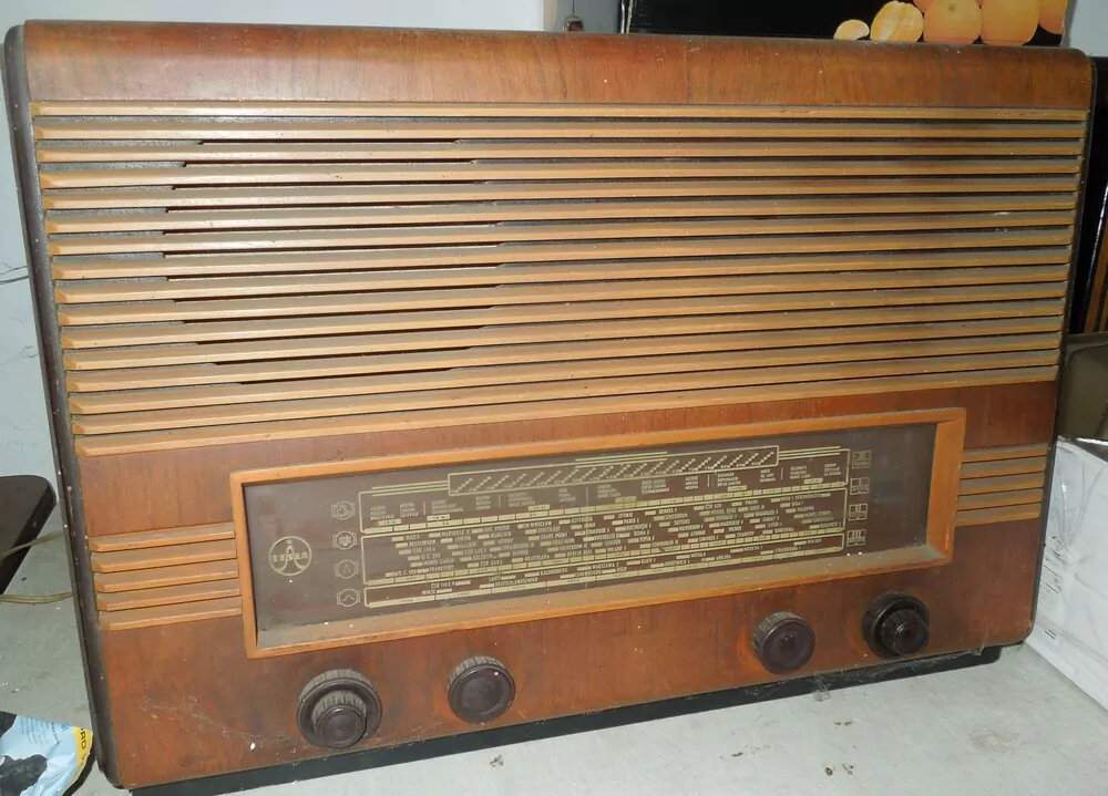 Staré rádio Tesla 605A