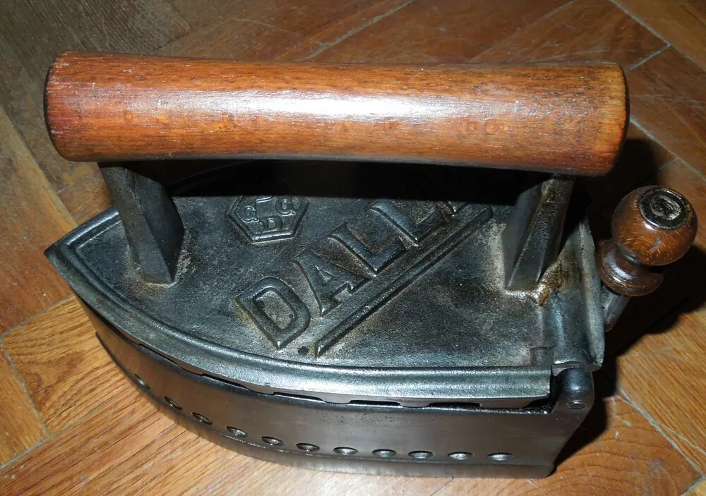 STAROŽITNÁ ŽEHLIČKA DALLI