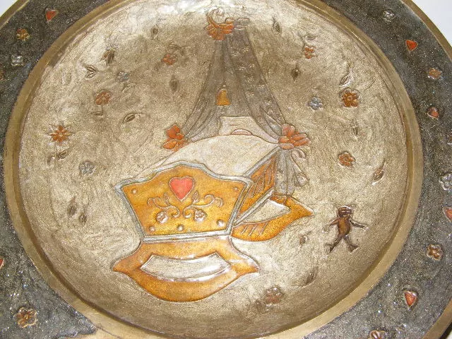 TALÍŘ KOVOVÝ NA ZEĎ DĚTSKÁ POSTÝLKA