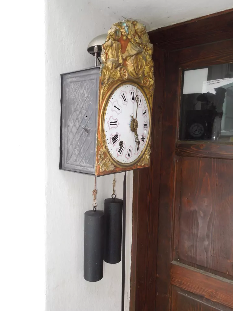 HODINY NÁSTĚNNÉ DVOUZÁVAŽOVÉ S BUDÍKEM