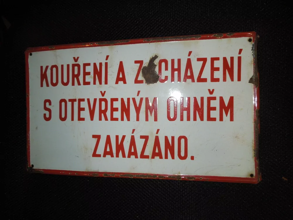 Plechová cedule KOUŘENÍ A ZACHÁZENÍ S OTEVŘENÝM OHNĚM ZAÁZÁNO