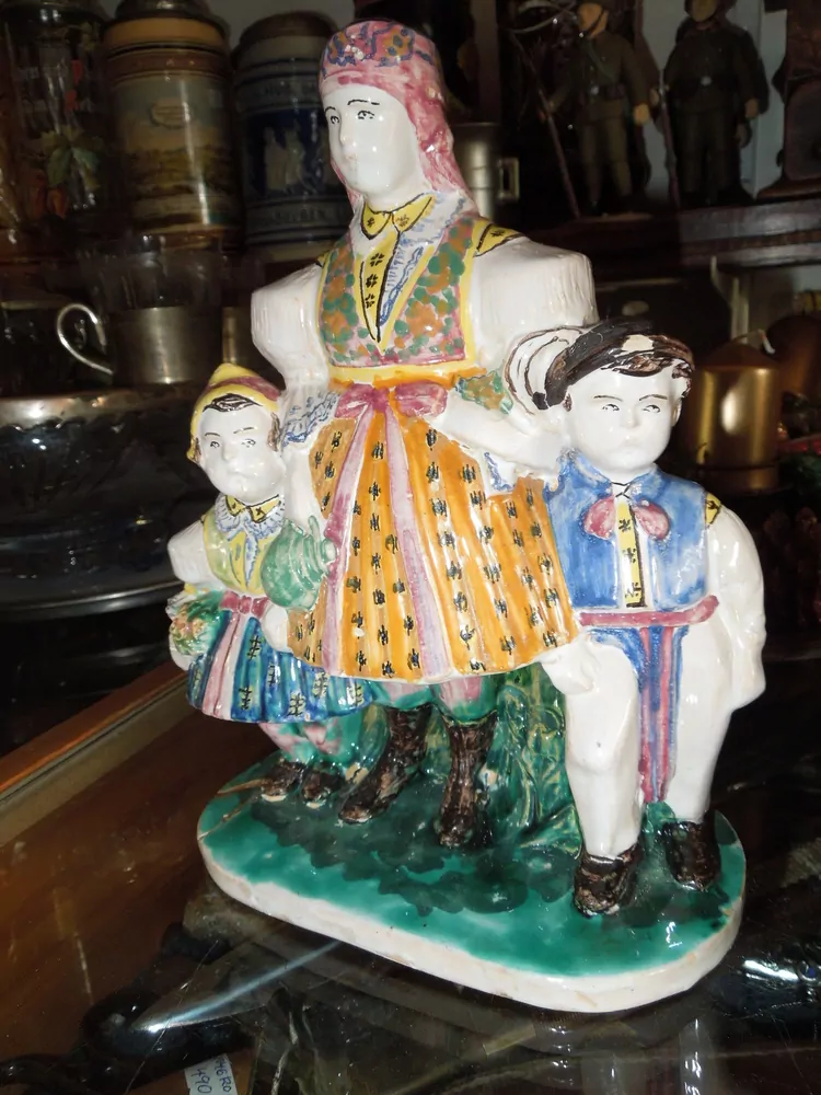 SOCHA ŽENA V KROJI A DĚTI SLOVÁCKO