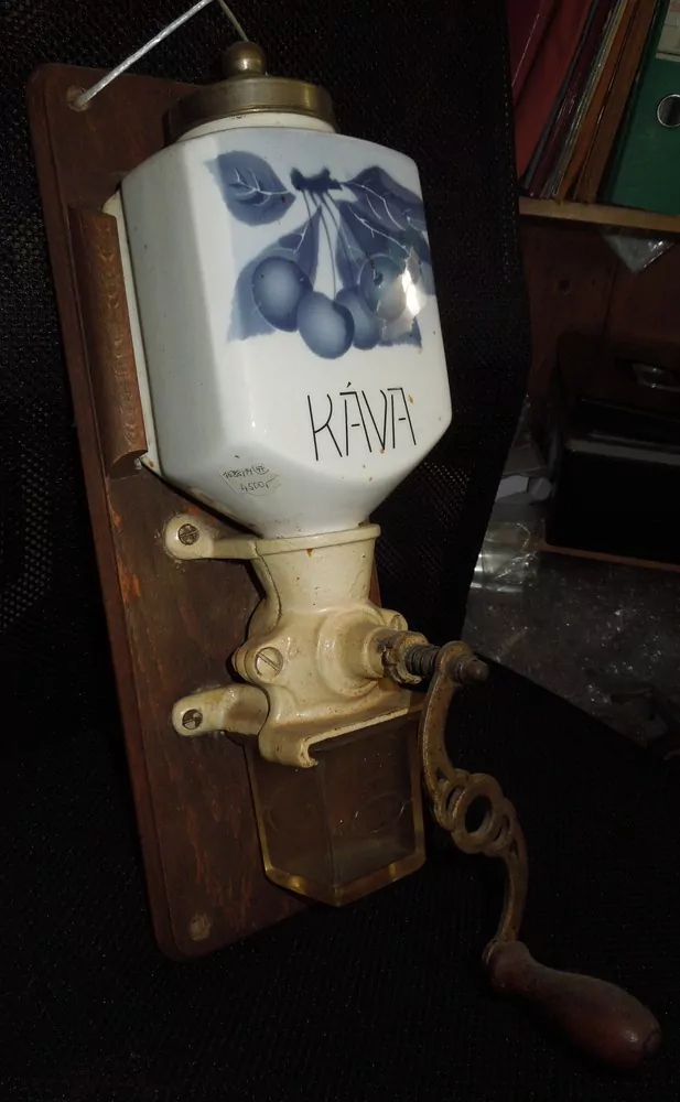 STAROŽITNOST PORCELÁNOVÝ MLÝNEK MOTIV TŘEŠNĚ KAFEMLÝNEK