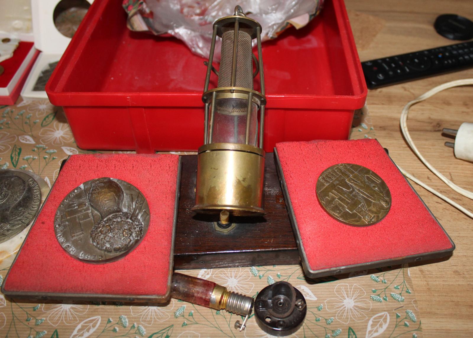 Těžítka podstavec hornický kahan s lampičkou torzo na opravu havíř