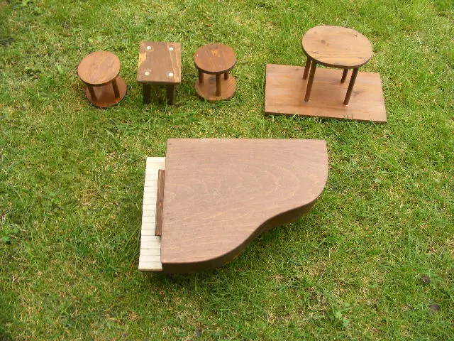 NÁBYTEK PRO PANENKY DO POKOJÍČKU, KLAVÍR, STŮL,