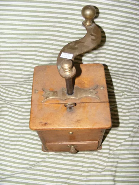 STAROŽITNOST MLÝNEK KAFEMLÝNEK KÁVOMLÝNEK 