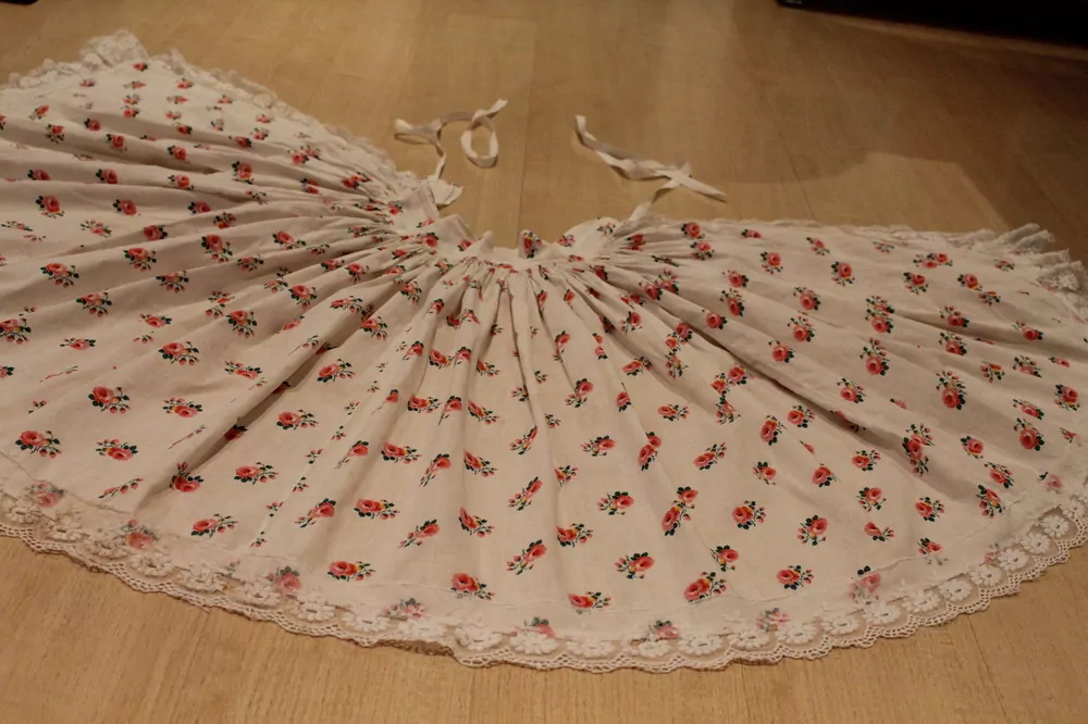 KROJ FĚRTŮŠEK BÍLÝ KVÍTKOVANÝ