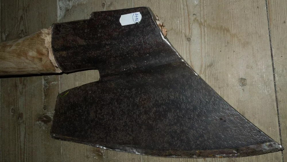 Starožitná tesařská sekera, širočina