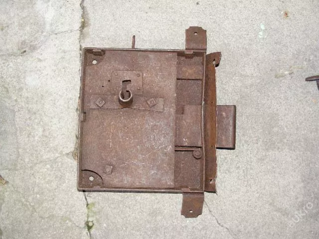 STAROŽITNÝ ZÁMEK