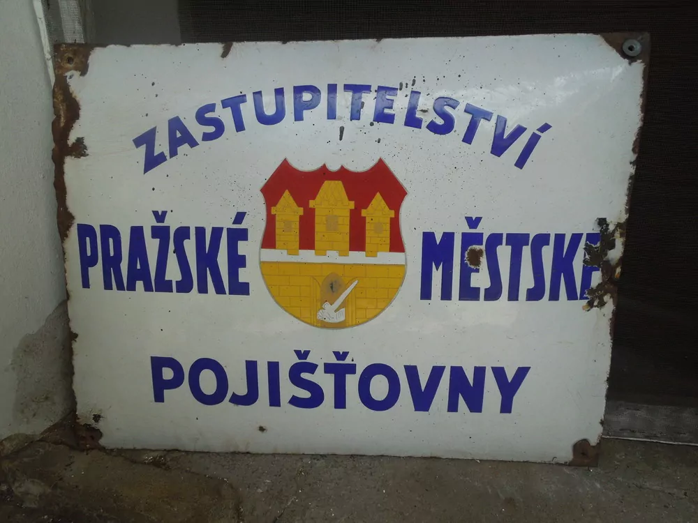 PLECHOVÁ SMALTOVÁ CEDULE ZASTUPITELSTVÍ PRAŽSKÉ MĚSTSKÉ POJIŠŤOVNY