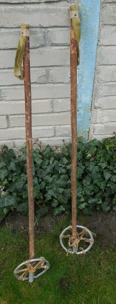 Starožitné dřevěné lyže
