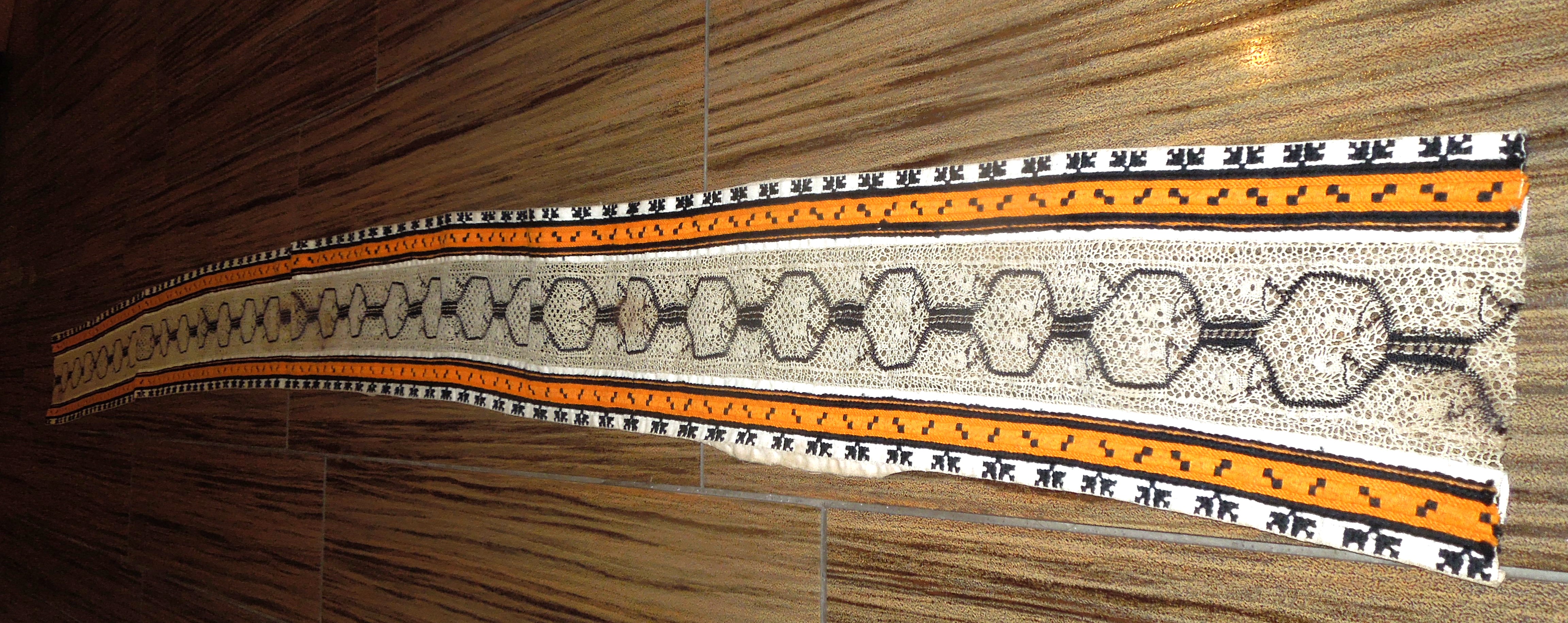 KROJOVÁ ÚVODNICA RUČNĚ PALIČKOVANÁ A VYŠÍVANÁ