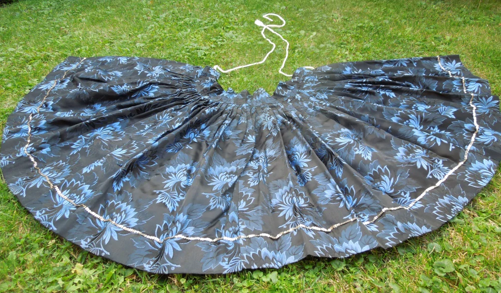 FĚRTŮŠEK BROKÁTOVÝ ČERNÝ S MODRÝMI KVĚTY