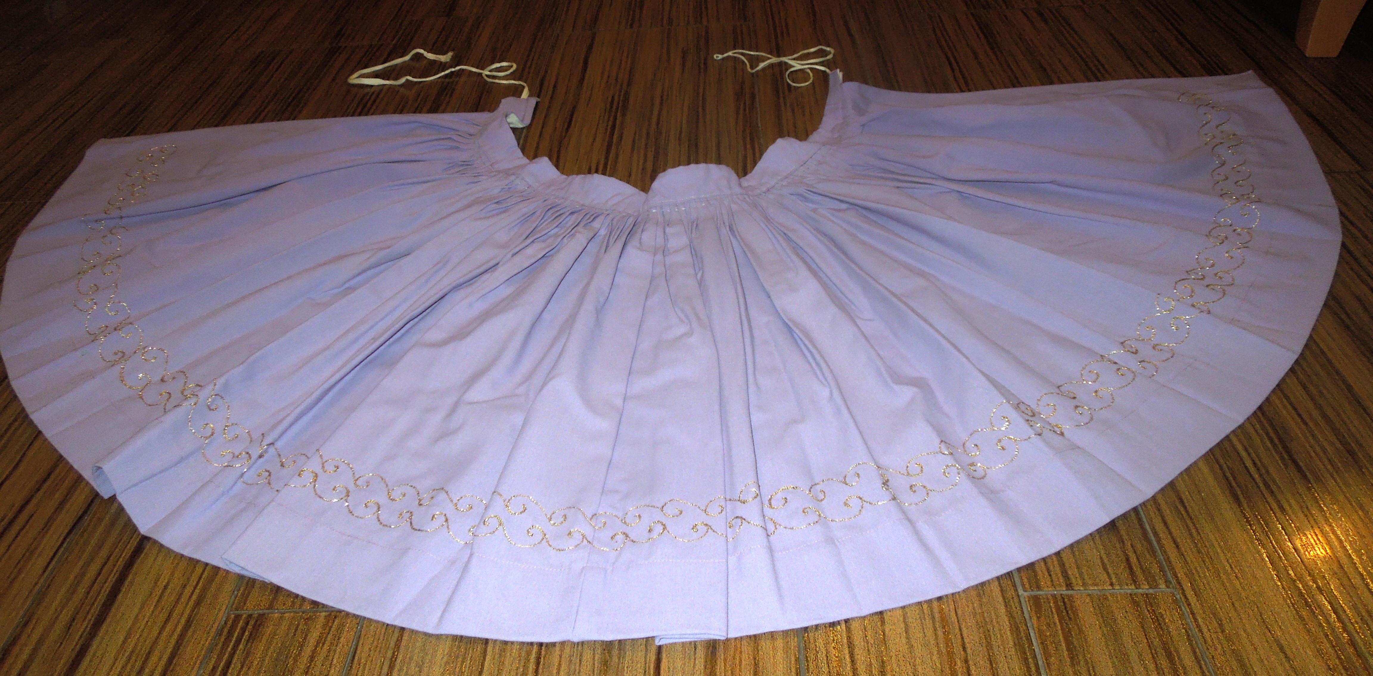 KROJ FĚRTŮŠEK FIALKOVÝ ZLATĚ VYŠÍVANÝMI KVĚTY KE KROJI