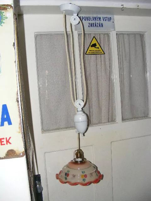 STAHOVACÍ LUSTR STÍNÍTKO STAHOVAČKA