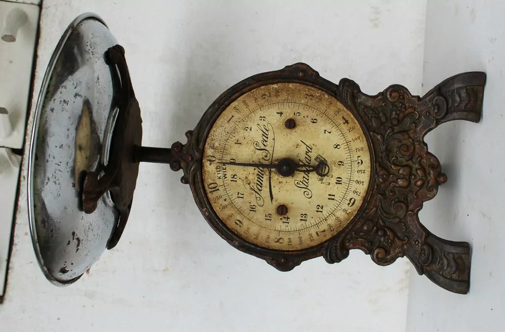 STAROŽITNÁ VÁHA VÁHY STOJACÍ NA DEKORACI