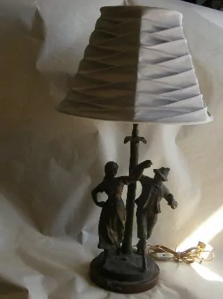 STAROŽITNÁ STOLNÍ FIGURÁLNÍ LAMPIČKA