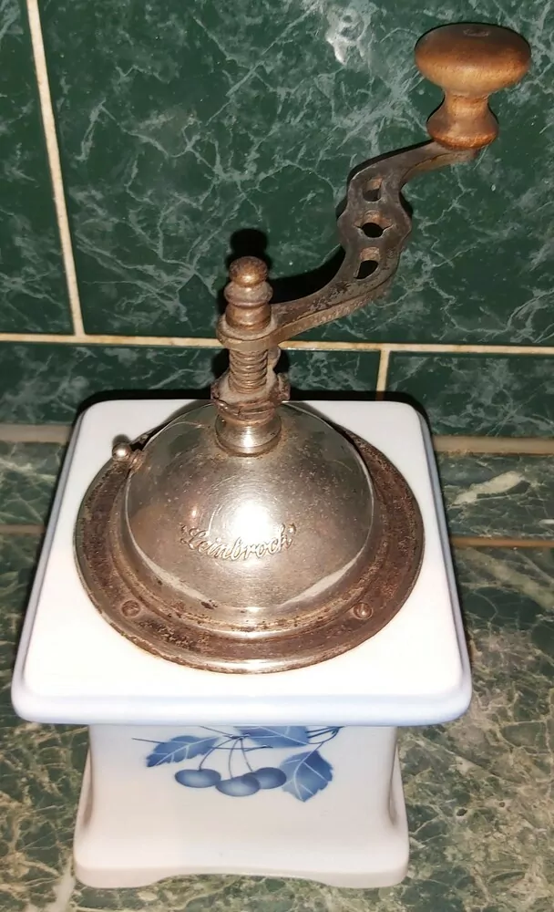STAROŽITNOST MLÝNEK KAFEMLÝNEK PORCELÁNOVÝ LEINBROCK MODRÉ TŘEŠNĚ