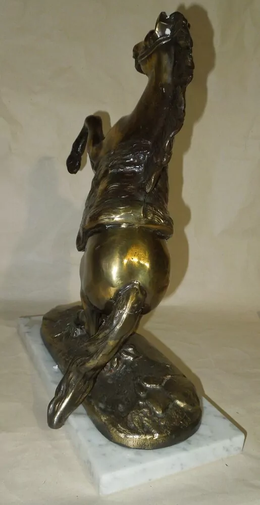 Socha KŮŇ NA MRAMOROVÉM PODSTAVCI