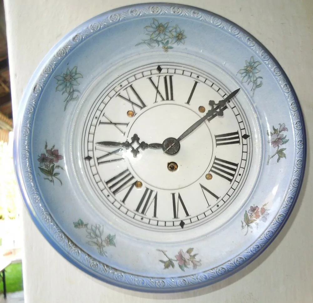 STAROŽITNÉ HODINY PORCELÁNOVÉ KUCHYŇSKÉ KVĚTINY