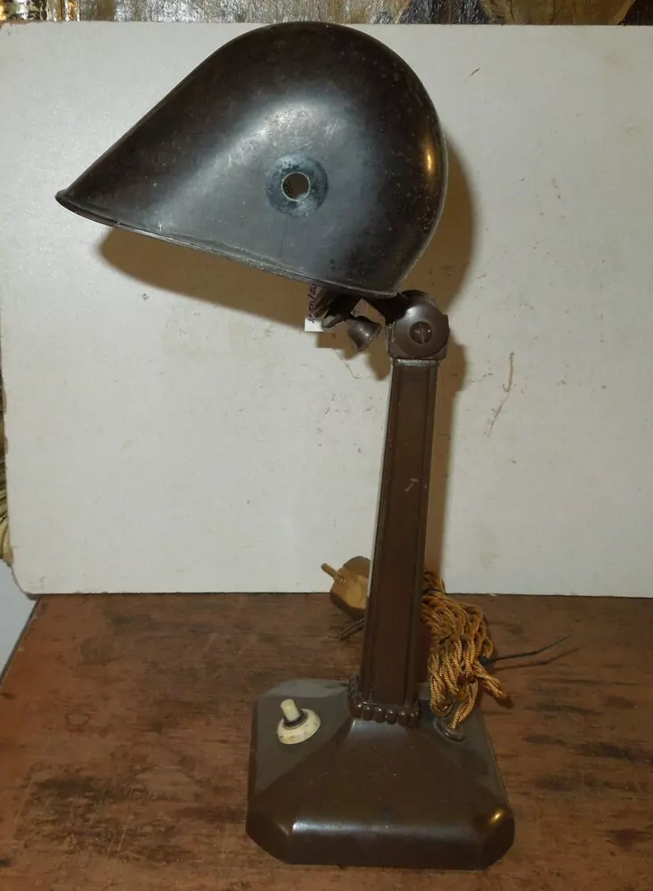 STAROŽITNÁ STOLNÍ LAMPA ELEKTRICKÁ, BANKÉŘKA