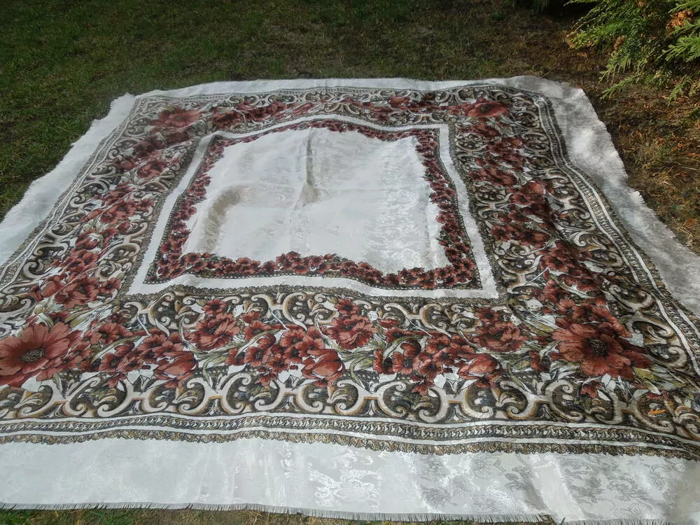 ŠÁTEK KRÉMOVĚ BÍLÝ S HNĚDÝMI KVĚTY LESKLÝ