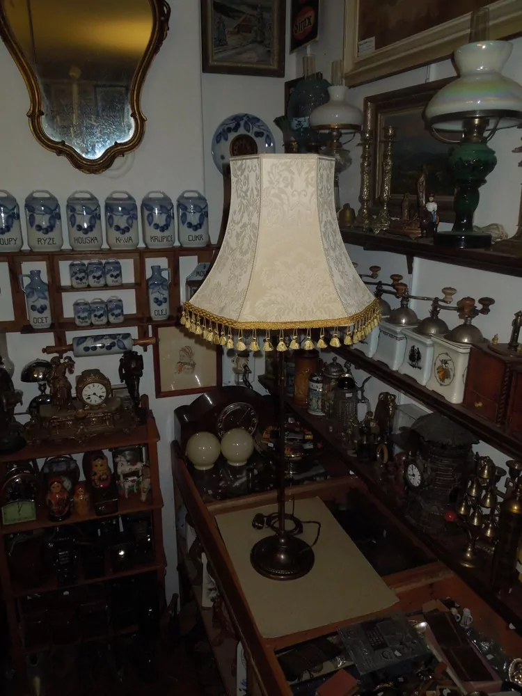 PODLAHOVÁ LAMPA