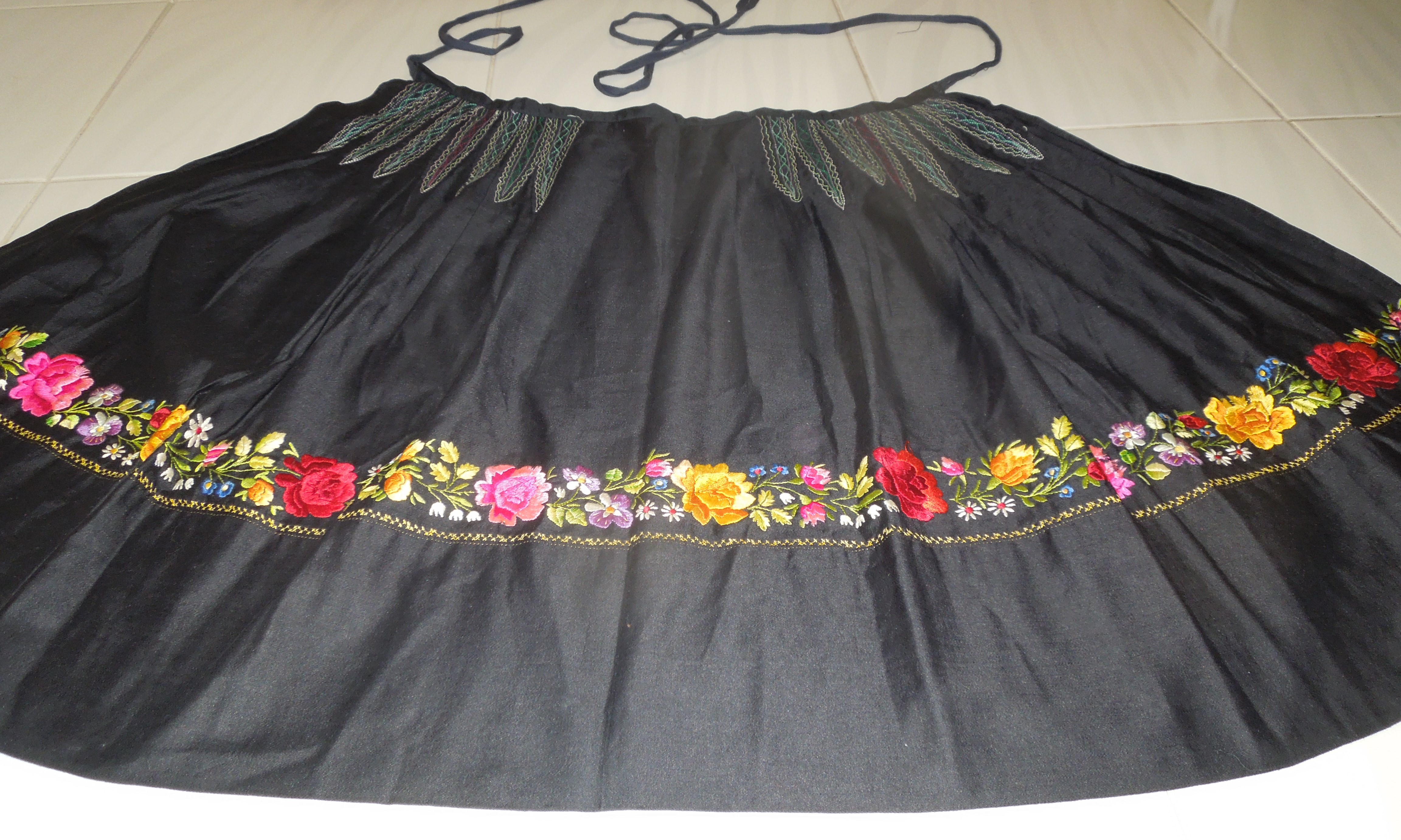 KROJ FĚRTŮŠEK (zástěra) DÁMSKÝ VYŠÍVANÝ