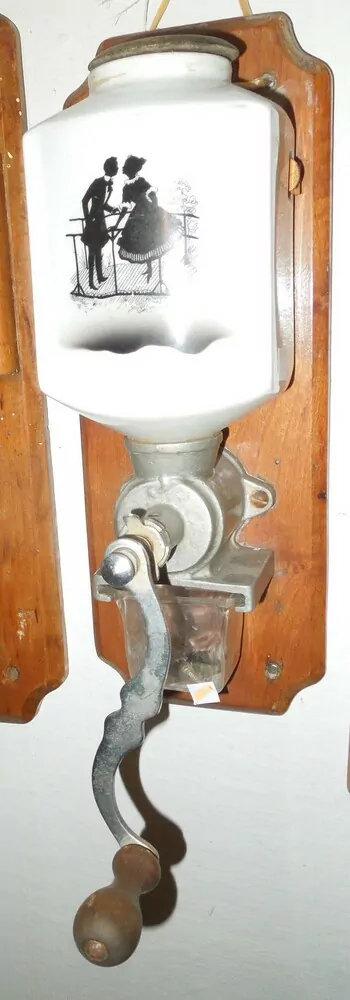 Porcelánový mlýnek na kávu, kafemlýnek, kávomlýnek rokoko