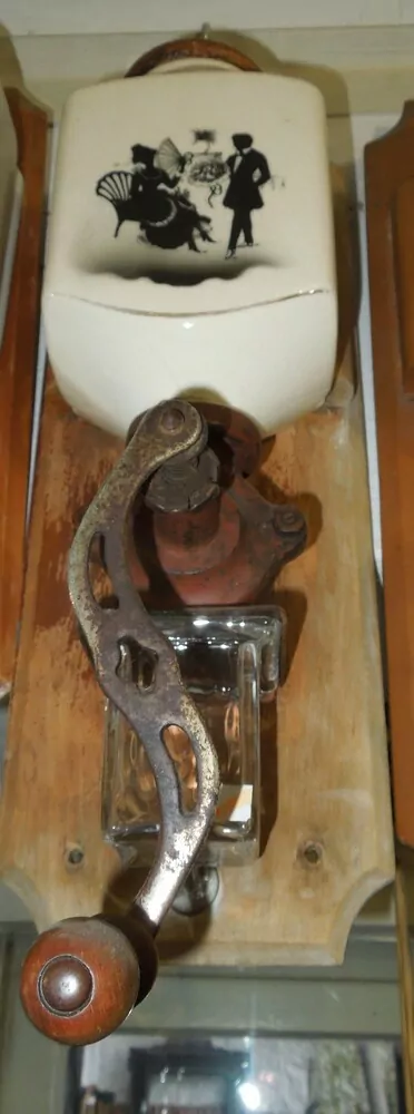 STAROŽITNOST Porcelánový mlýnek kafemlýnek kávomlýnek rokoko