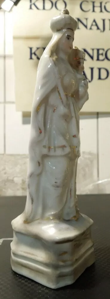 SOCHA SVATÁ PORCELÁN 14,5 CM