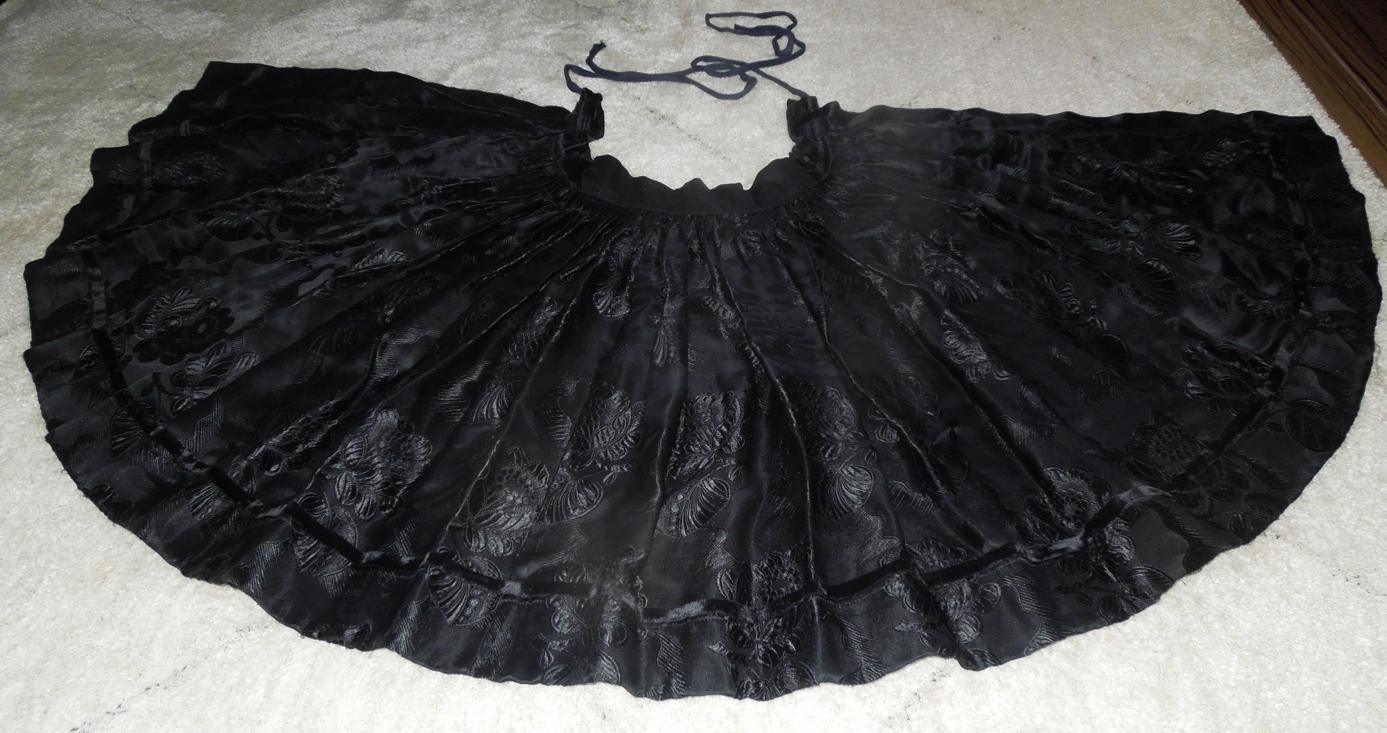 KROJ FĚRTŮŠEK BROKÁTOVÝ ČERNÝ