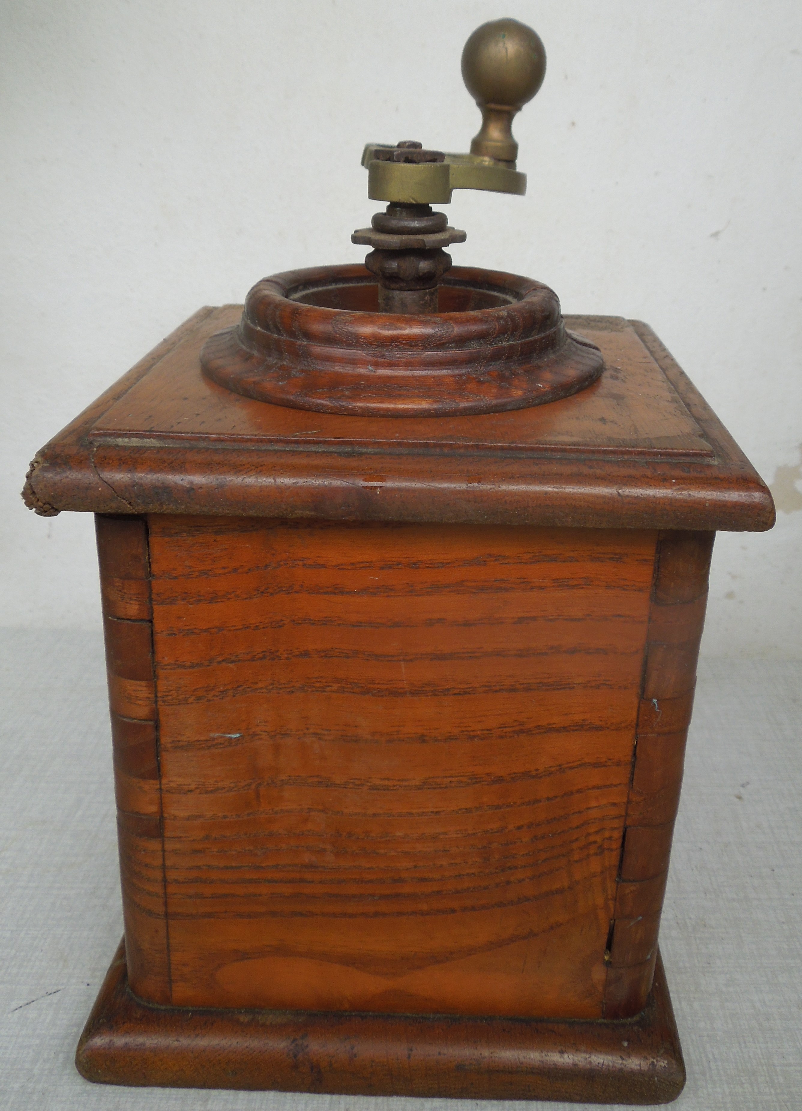 STAROŽITNOST MLÝNEK kafemlýnek , kávomlýnek