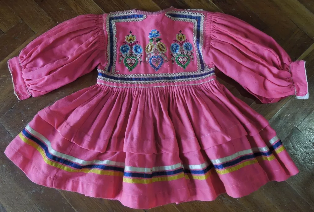 ŠATY KE KROJI DĚTSKÉ (VLČNOVSKÉ)