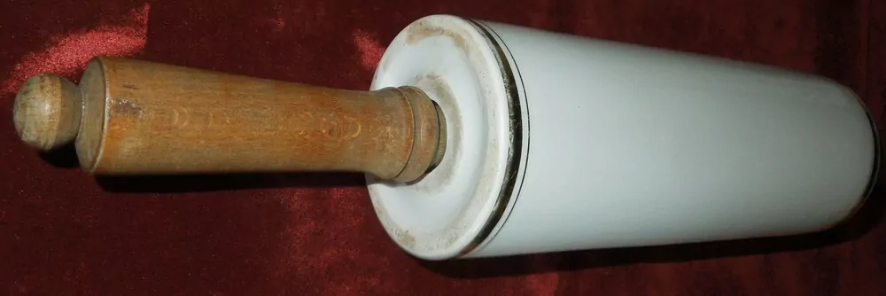 PORCELÁNOVÝ VÁLEČEK 