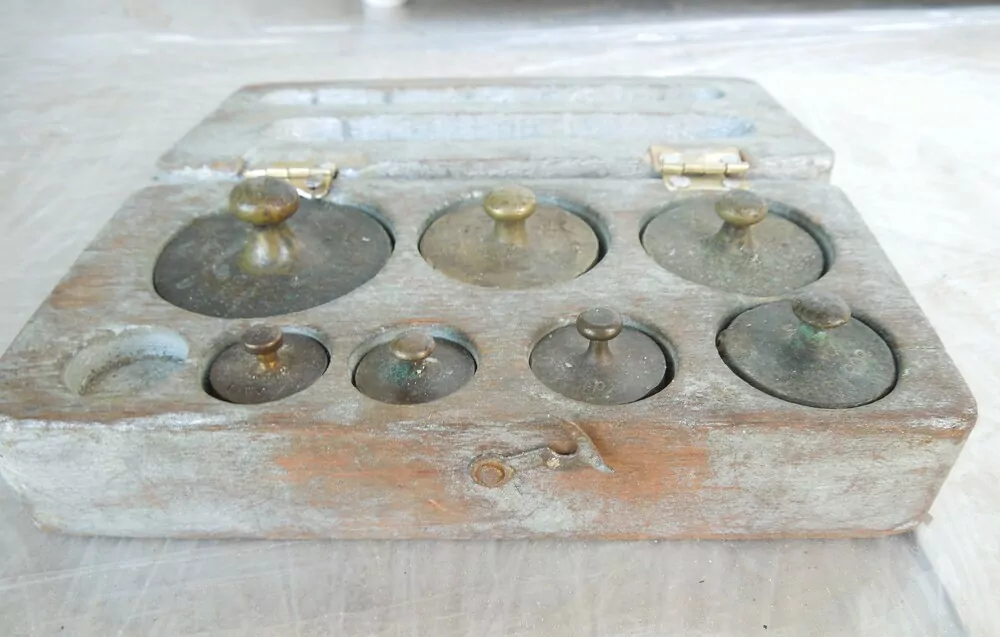 STAROŽITNÉ ZÁVAŽÍ K VÁHÁM