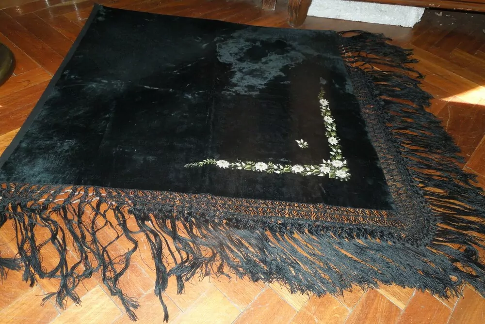 KROJ ŠÁTEK KE KROJI ČERNÝ S VYŠITÝMI KVĚTY PLYŠOVÝ