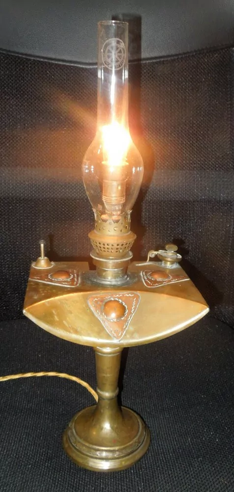 STOLNÍ ELEKTRICKÁ LAMPIČKA  (původně petrolejová) DEKORAČNÍ