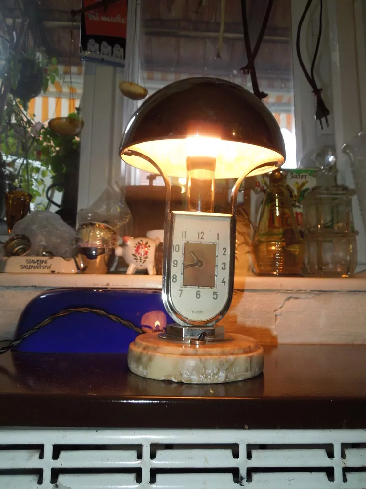 HODINY STOLNÍ KRBOVÉ V LAMPIČCE S BUDÍKEM ART DECO