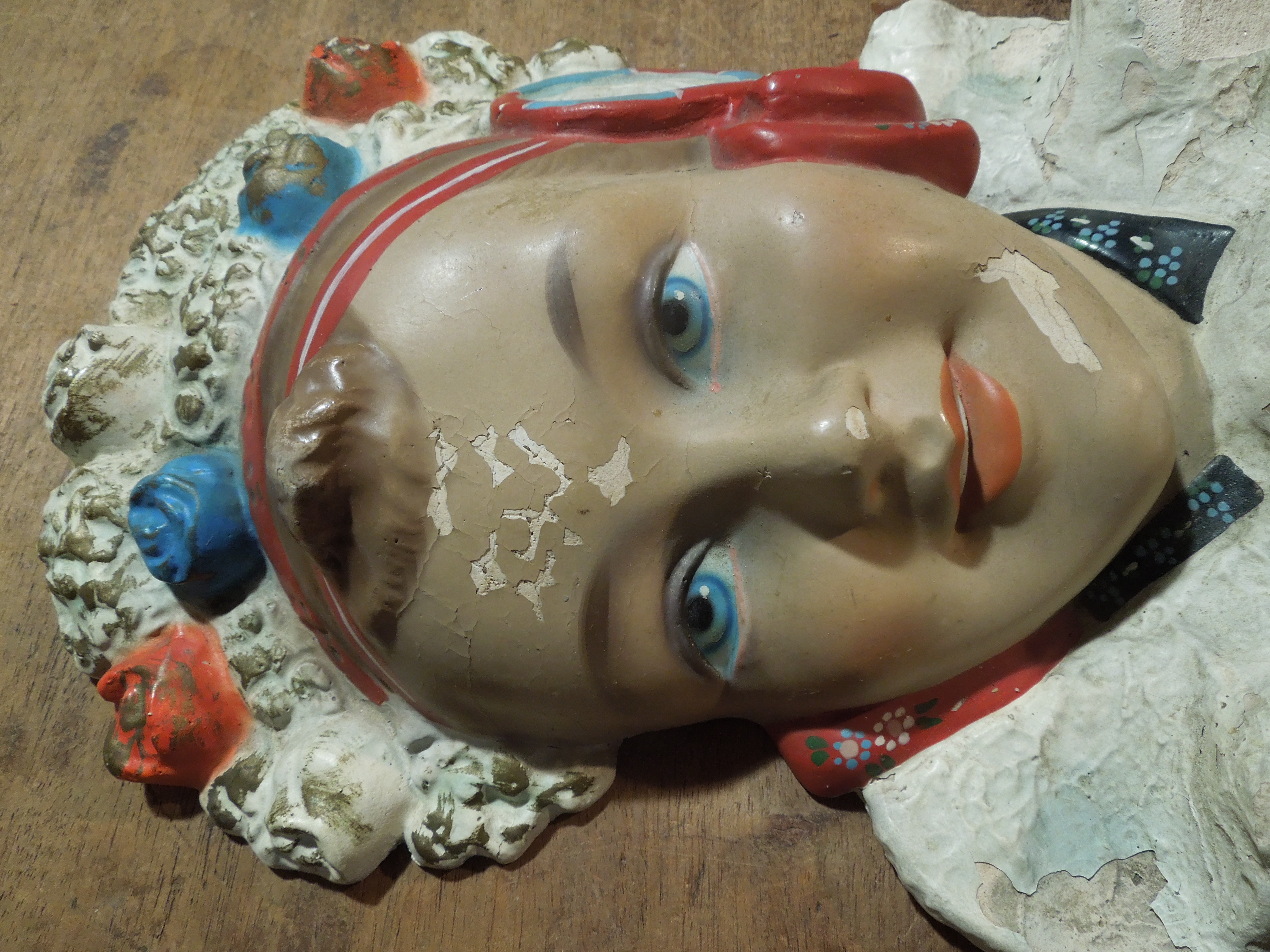 KROJ HLAVA ŽENY V KROJI SÁDROVÝ ODLITEK