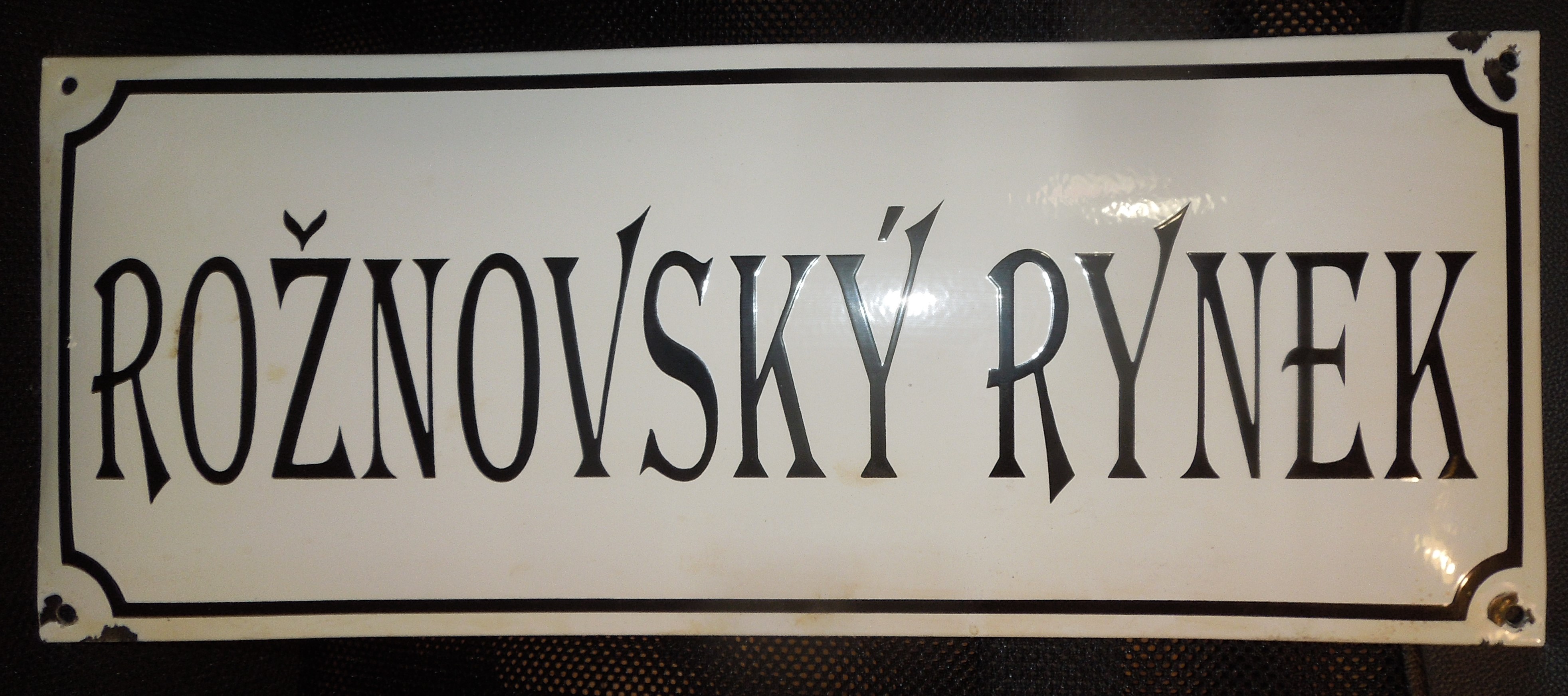 PLECHOVÁ SMALTOVÁ CEDULE ROŽNOVSKÝ RYNEK