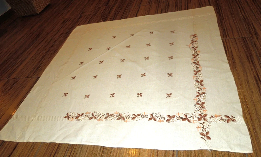 ŠÁTEK KE KROJI KRÉMOVĚ BÍLÝ S VYŠITÝMI KVĚTY 