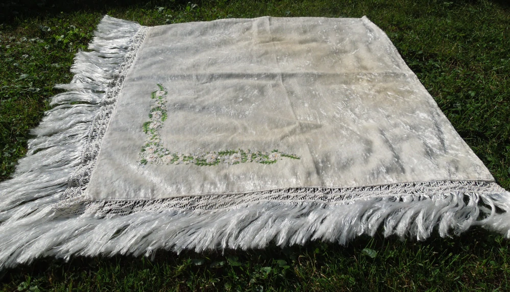 ŠÁTEK BÍLÝ PLYŠOVÝ S TŘÁSNĚMA