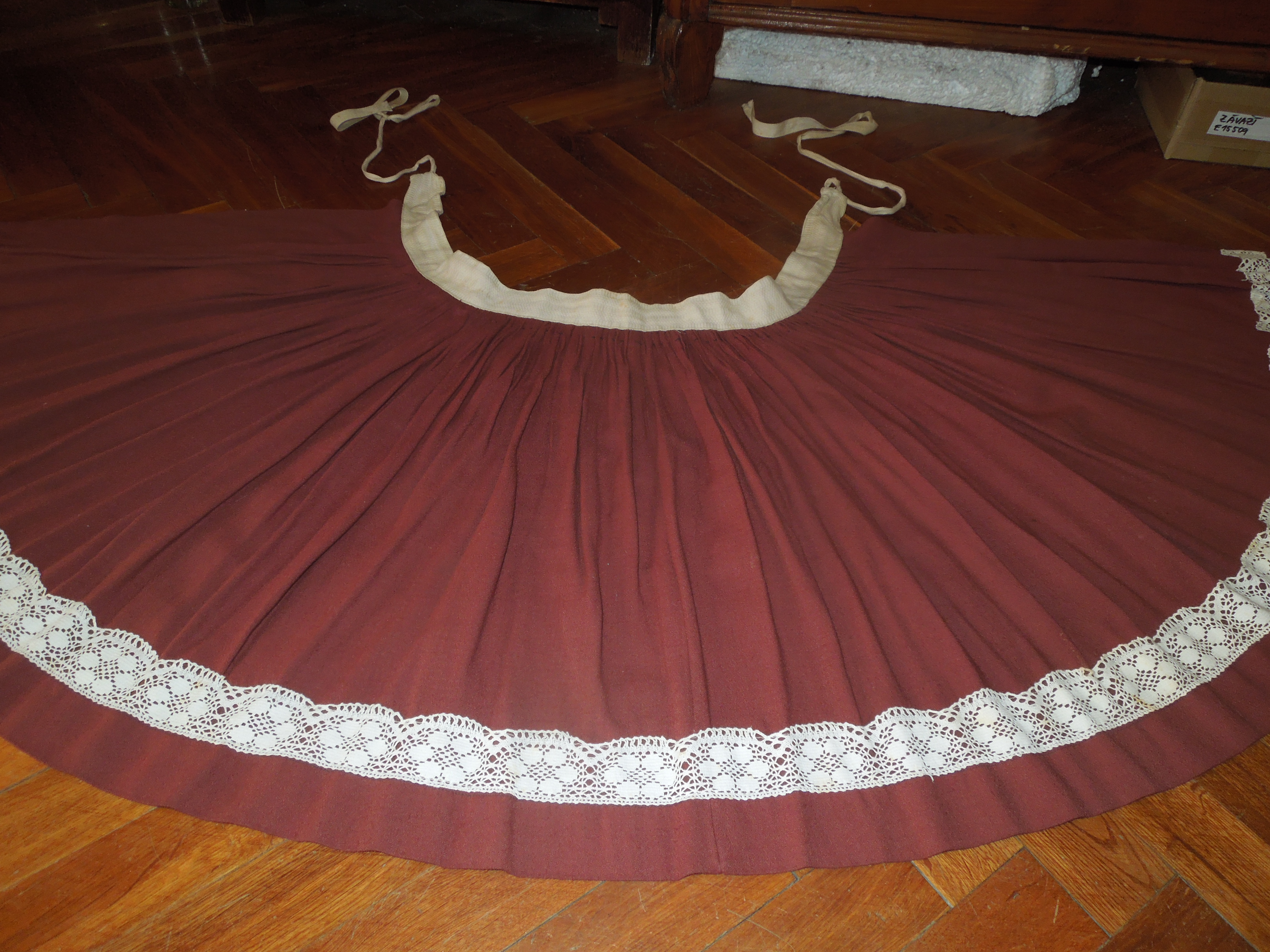 KROJ FĚRTŮŠEK KE KROJI HNĚDÝ S KRAJKOU